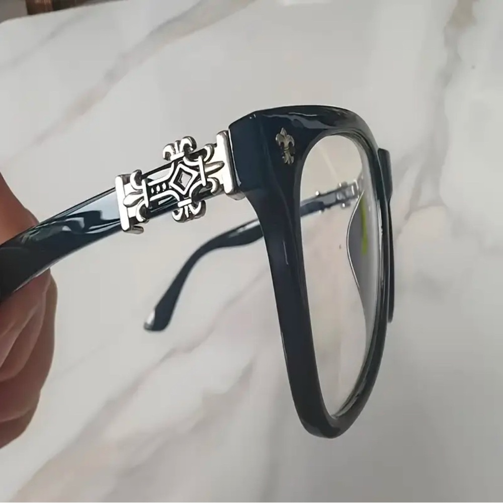 Black and sliver crome heart glasses